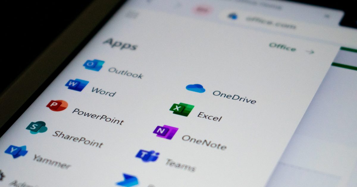 A list of Microsoft 365 apps and their logos. The Microsoft SharePoint vs Teams apps are side by side.
